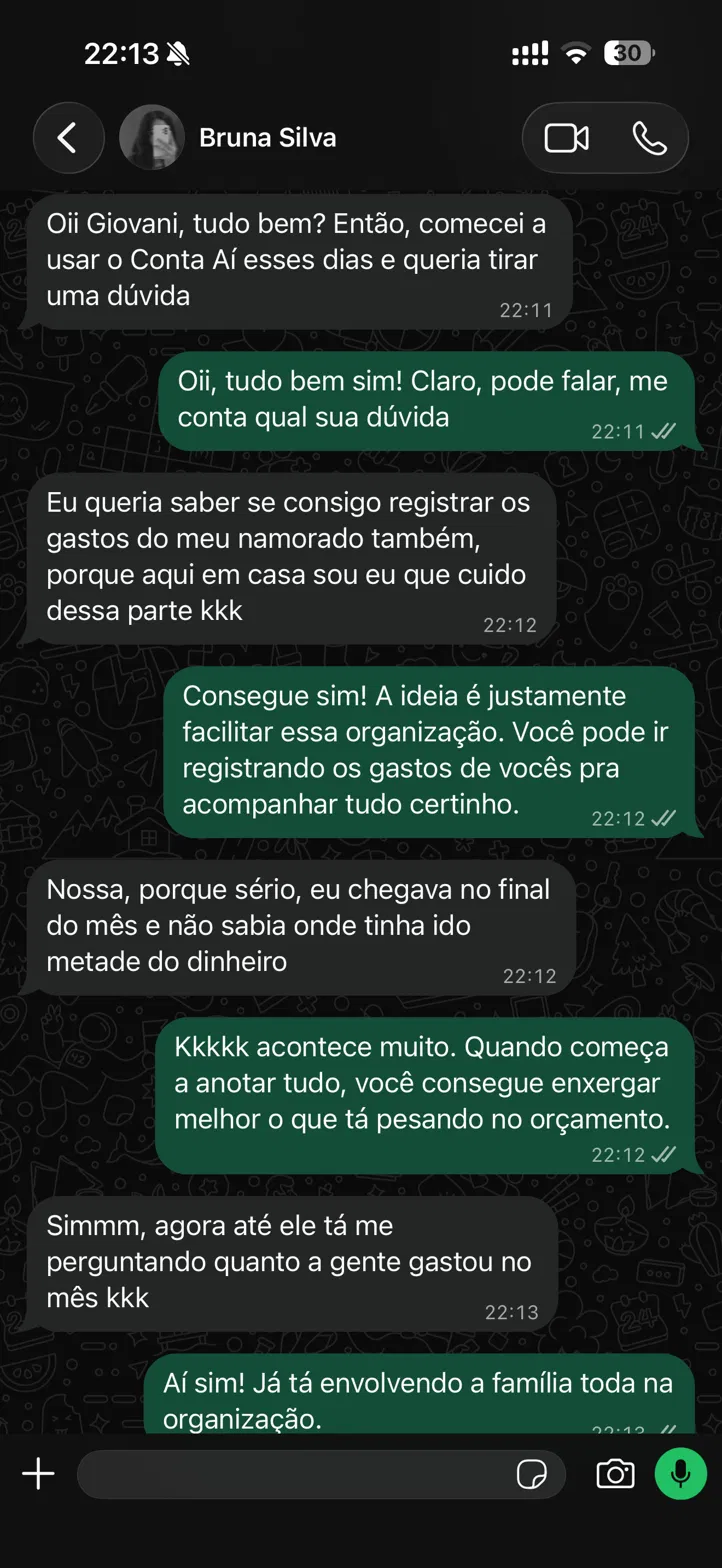 Conversa no WhatsApp com Bruna contando que agora acompanha os gastos do casal